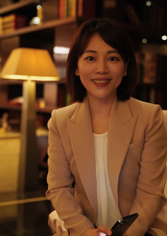 主持人劳春燕:和丈夫婚后分居多年,孕期还在主持,她过得幸福吗