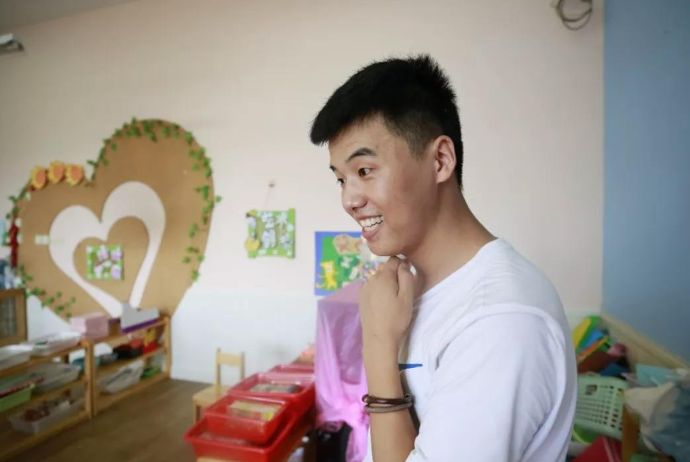 苏州一男幼师火了，“可盐”又“可甜”，笑起来还有两个小酒窝