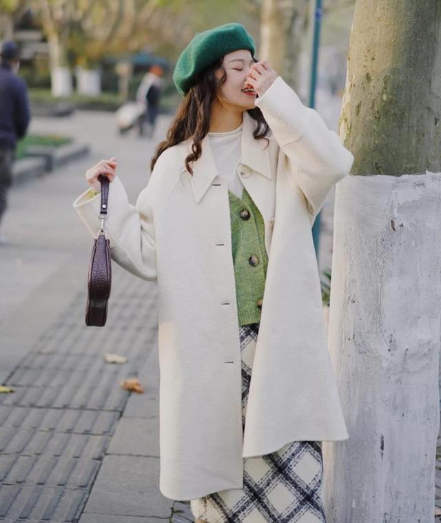 这个冬季，无论穿大衣还是羽绒服，配上这种帽子都好看