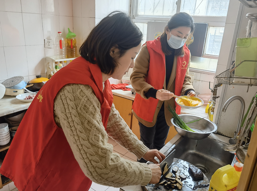 南湖街道麥子港社區開展學雷鋒關愛空巢老人志願服務活動