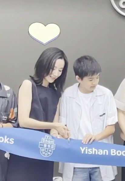 老潘为儿子卡点站台，父子10年未见面，是谁挡在了亲情的面前？