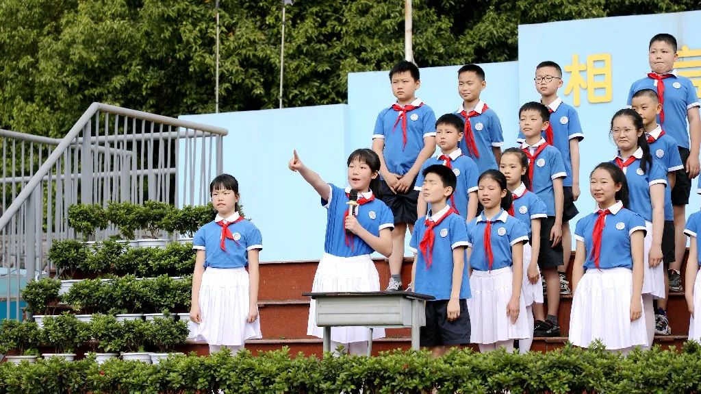 成都市双流区棠湖小学举行“5.25 我爱我”心理健康专题升旗仪式