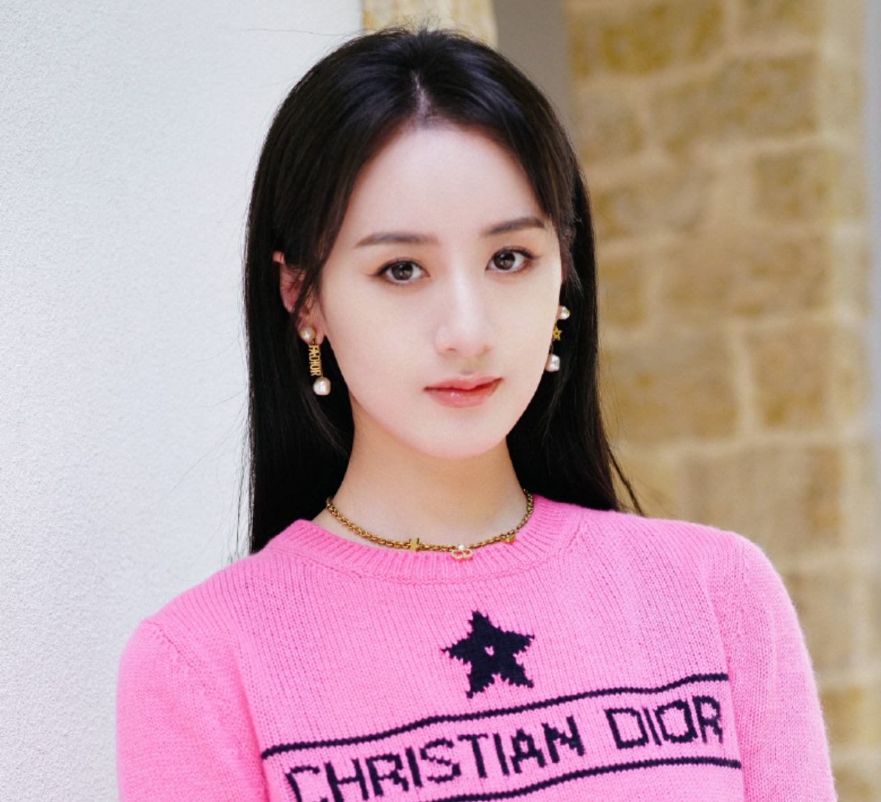 袁冰妍新图又撞脸赵丽颖，被曝将出演杨幂新剧女二，资源降级？