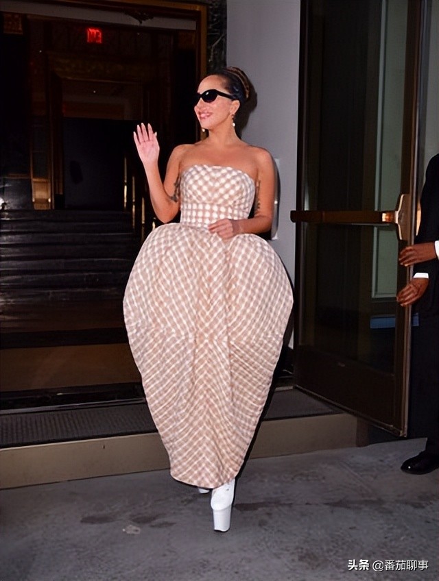 这些服装证明 Lady Gaga 是时尚界的终极变形者：时代女王的演变史
