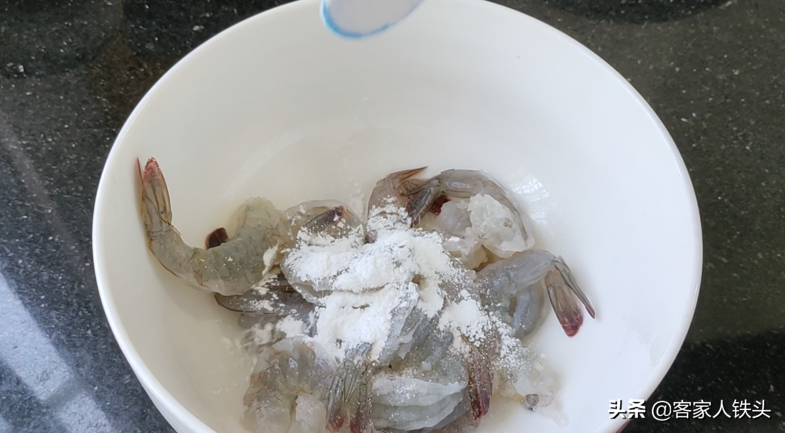 大虾还白灼？别老一套做了，这做法才过瘾，5分钟出锅，鲜嫩味美