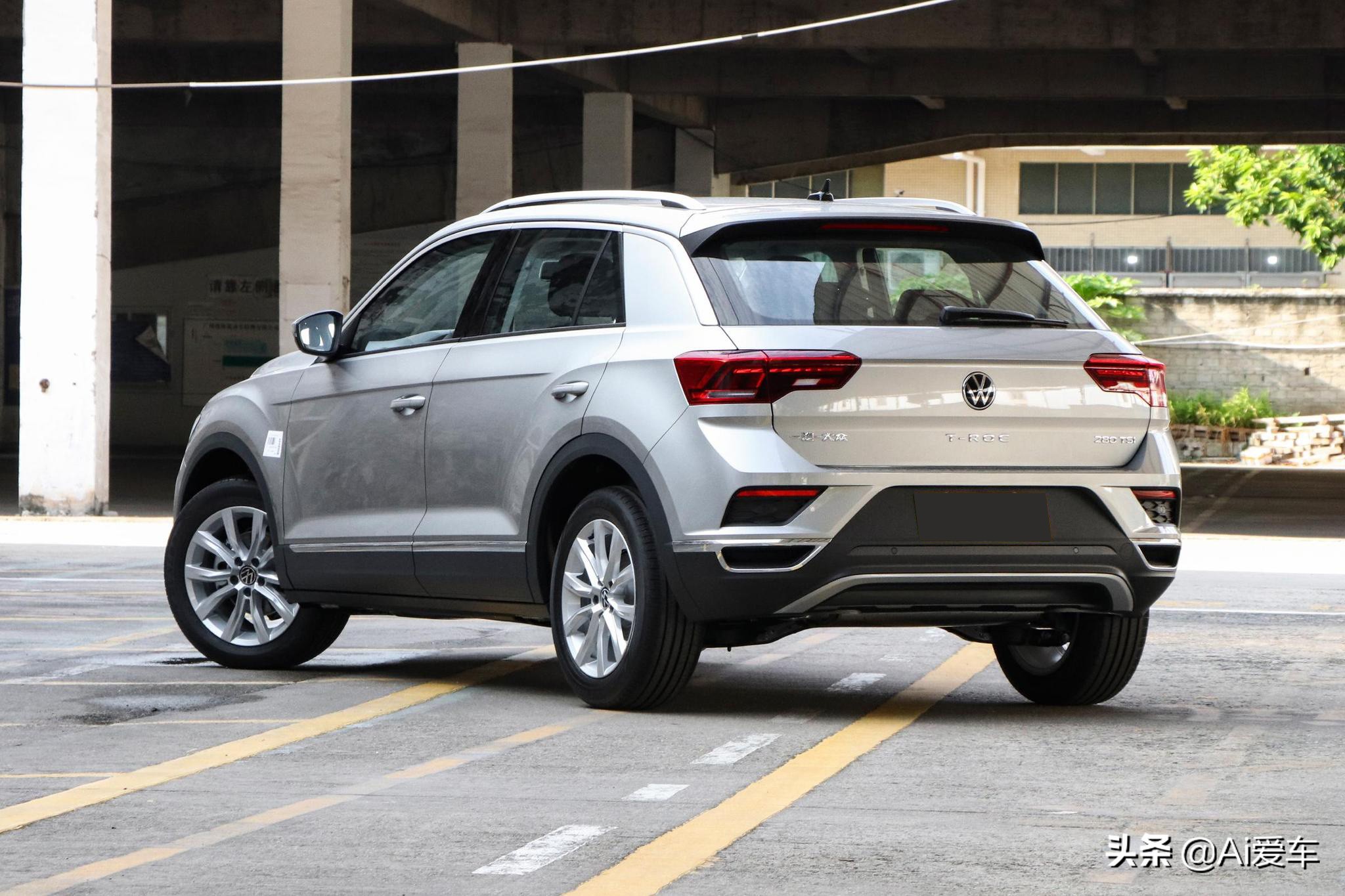 小尺寸德系家用SUV，空间够用车身好停车，省油又便宜，T-ROC探歌
