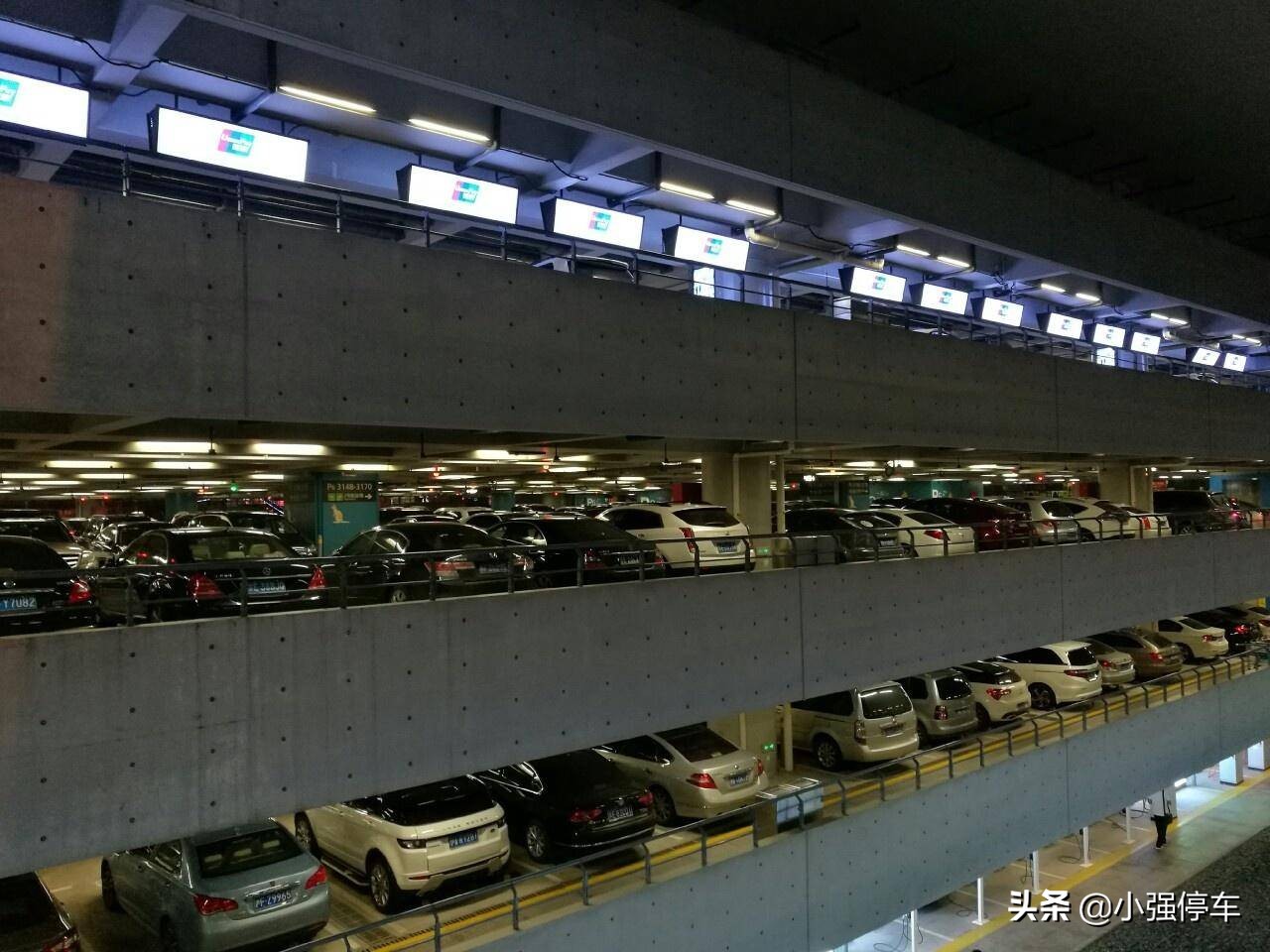 上海芮欧百货停车场图片
