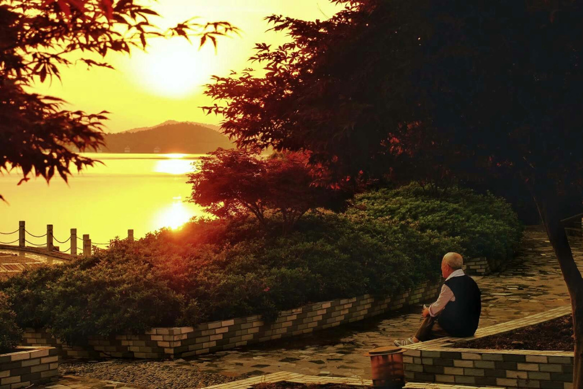 让人刻骨铭心的视频画面:海边金色的沙滩在夕阳余晖的照耀下熠熠生辉