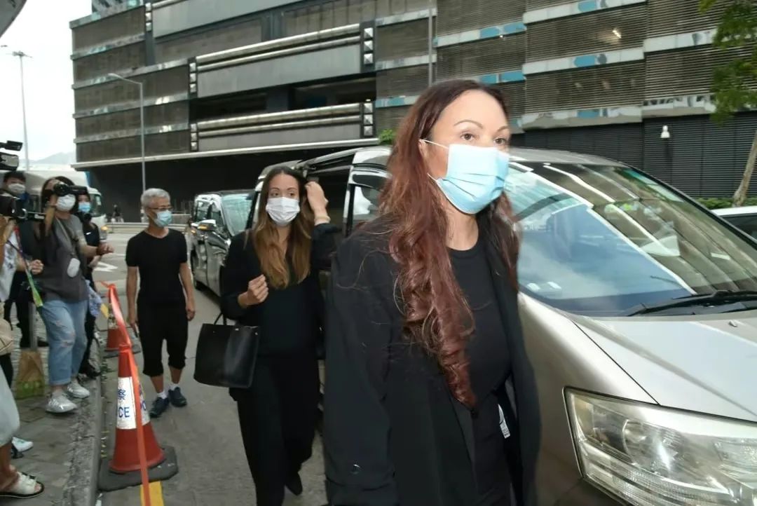 赌王嫡孙女罕见发动态，眉眼像极亡父何猷光，不争家产却身价不菲