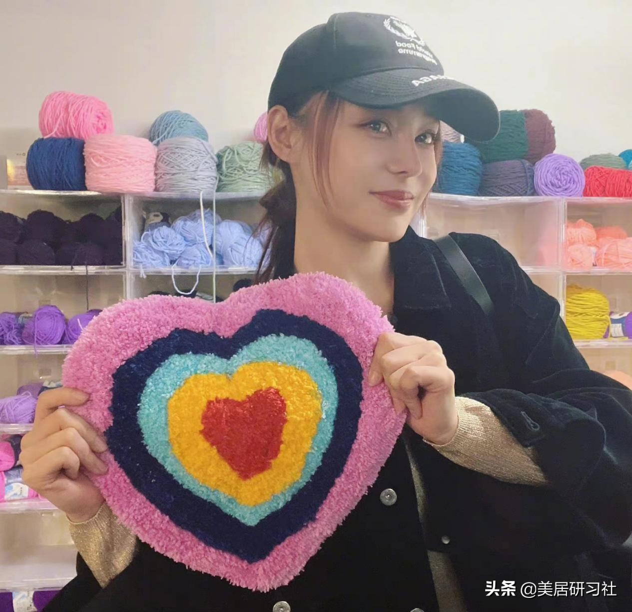 35岁袁姗姗晒出独居生活照，全屋比较凌乱，网友却说：很有烟火味