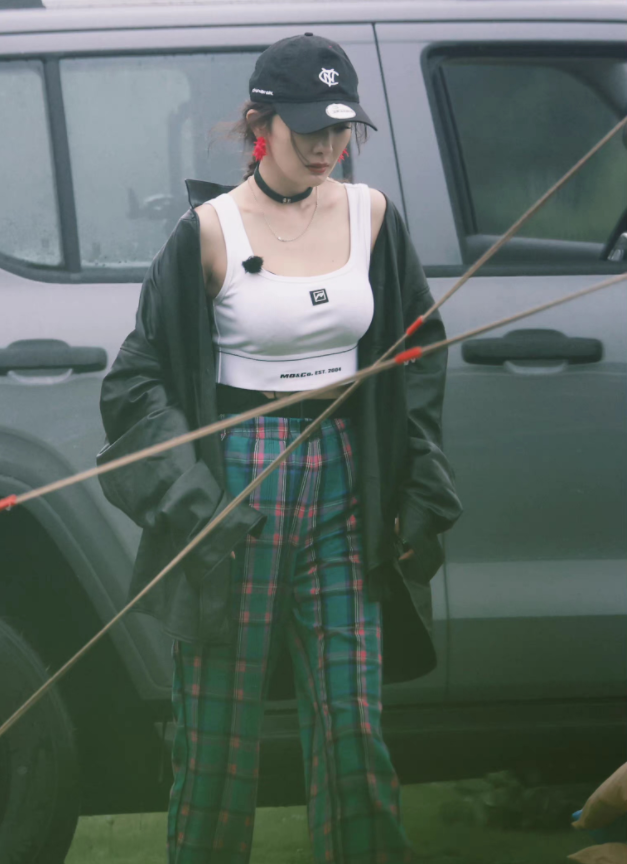 杨幂花儿与少年路透，白色吊带尽显好身材，果然辣妈无疑