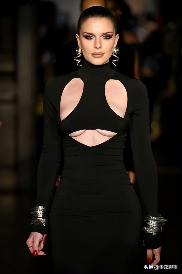 茱莉亚·福克斯在巴黎时装周身穿怪异超大夹克和低腰连衣裙