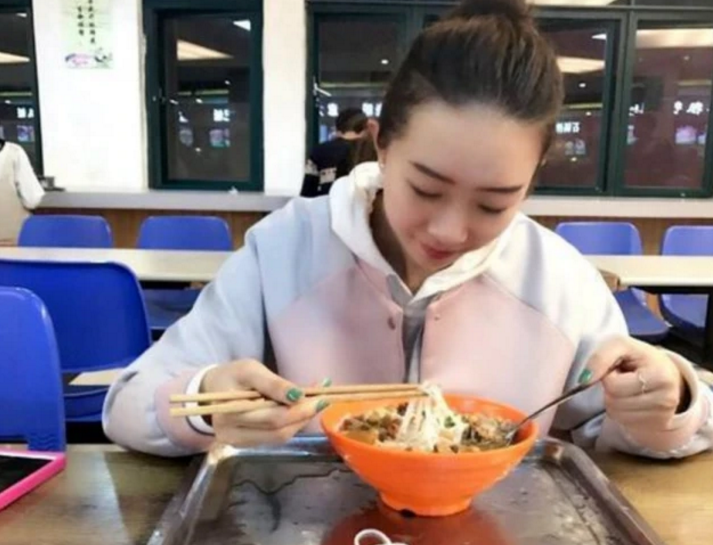 “大学生毕业后先在家啃老3年”，复旦教授奇葩言论，引大众不满