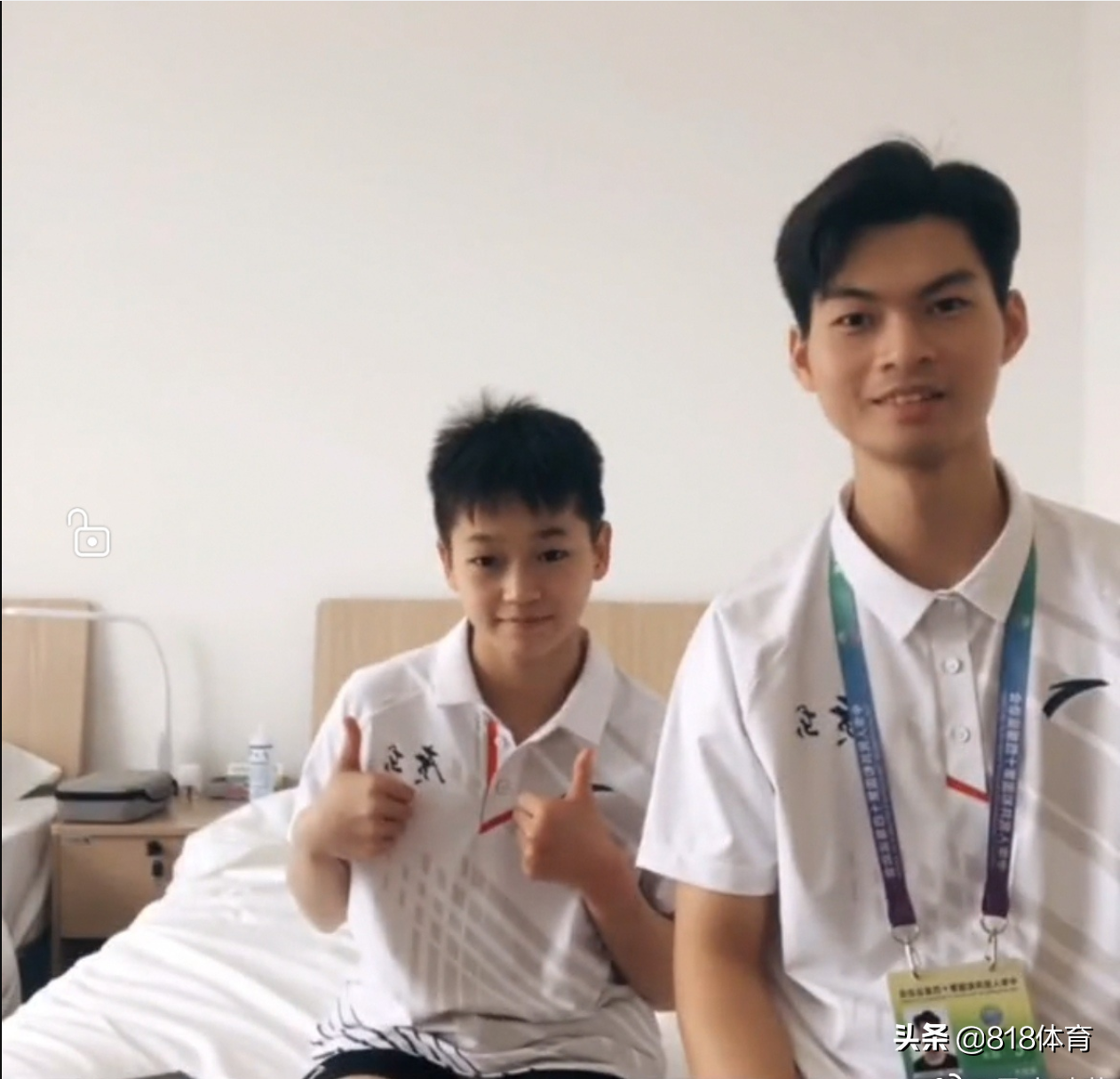 心疼！全红婵趴床上接受队医康复治疗，按摩按到痛处抱头一声不吭