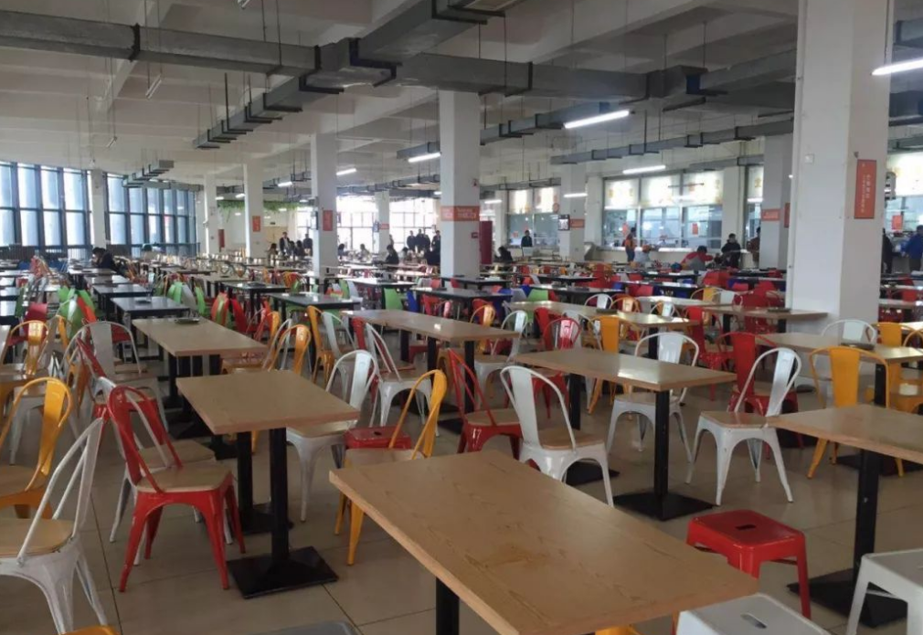 高校食堂出现“天花板”，英语单词成为亮点，食堂大妈手不抖了