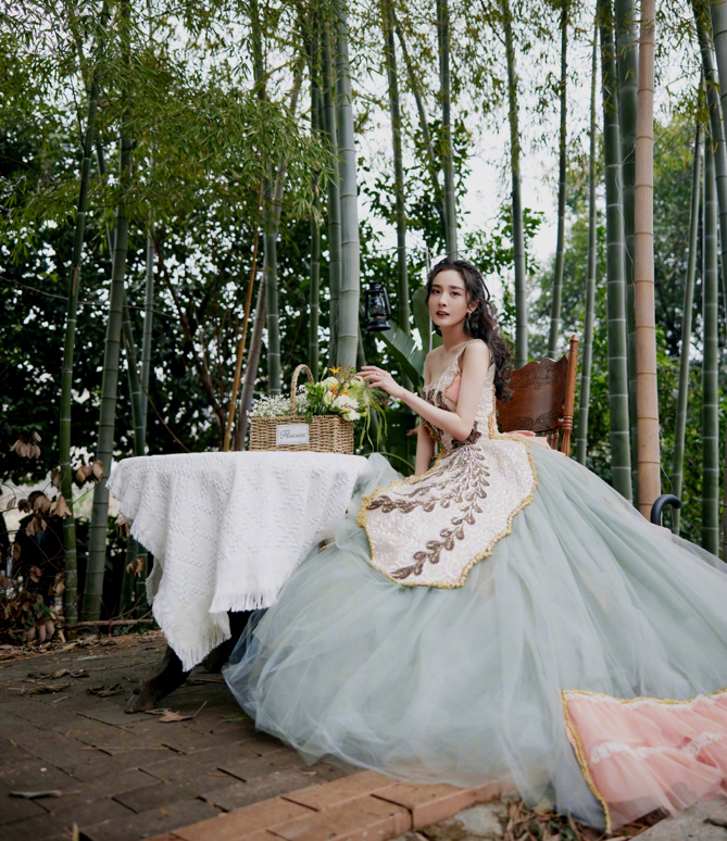 杨幂穿抹胸长裙亮相，露精致曲线蚂蚁腰，与小6岁热巴站着如姐妹