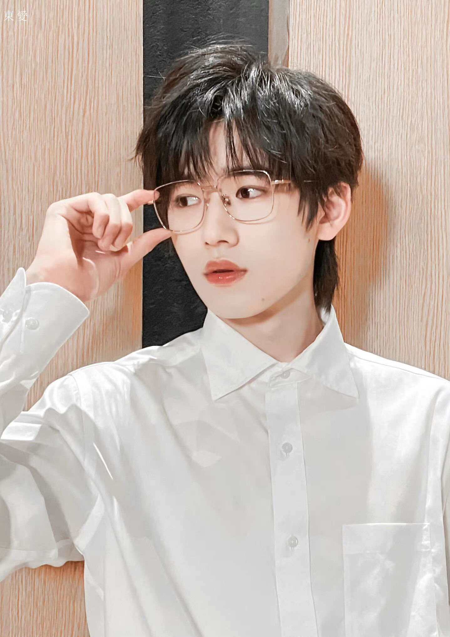 所以像宋亚轩这样把下摆扎进的选择就显得格外的聪明和机智,一方面是