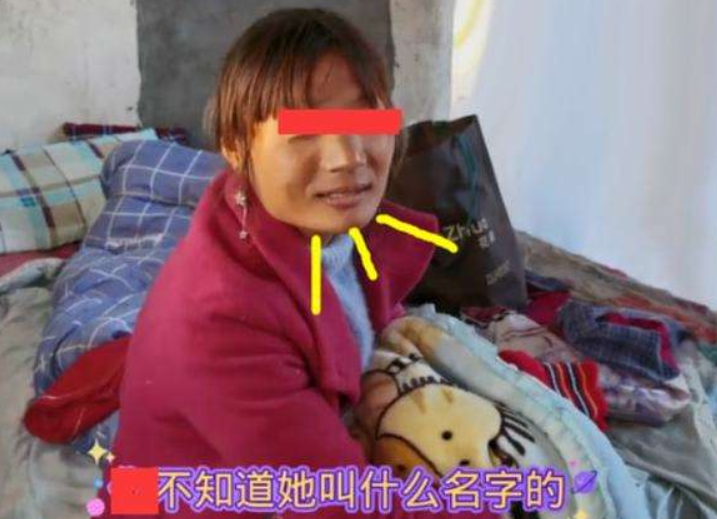 流浪女曾在厕所产三子，在横店四处游玩认哥哥，把家安在天桥下
