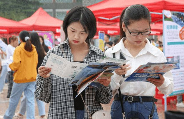 南京大学博士毕业生求职，被11所高校“无情拒绝”，网友看法不一