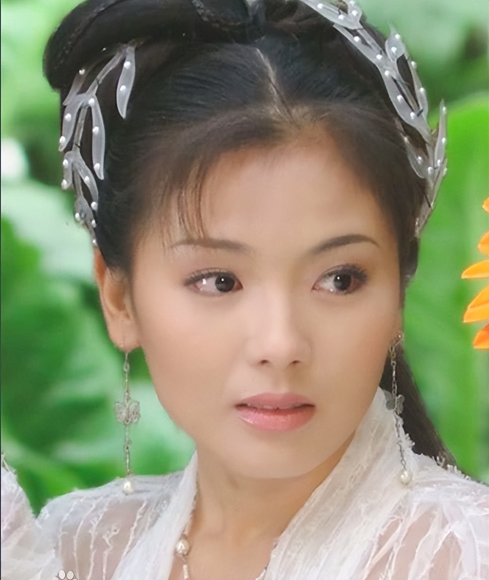 早期,她出演的《天龙八部》中聪慧温婉的阿朱,《还珠格格》中飒气十足