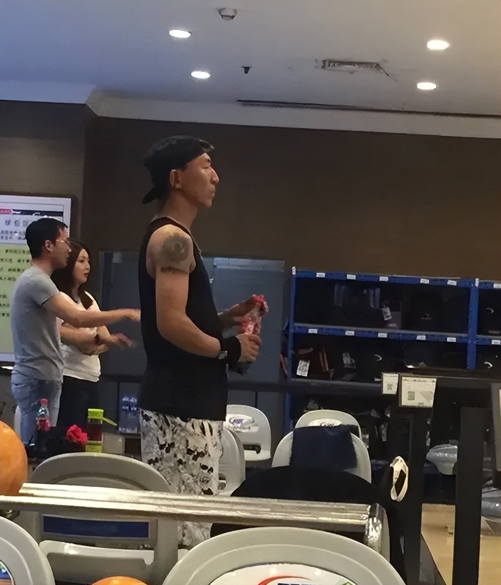 陈羽凡现身KTV唱歌，身材暴瘦认不出，手舞足蹈精神亢奋引猜测