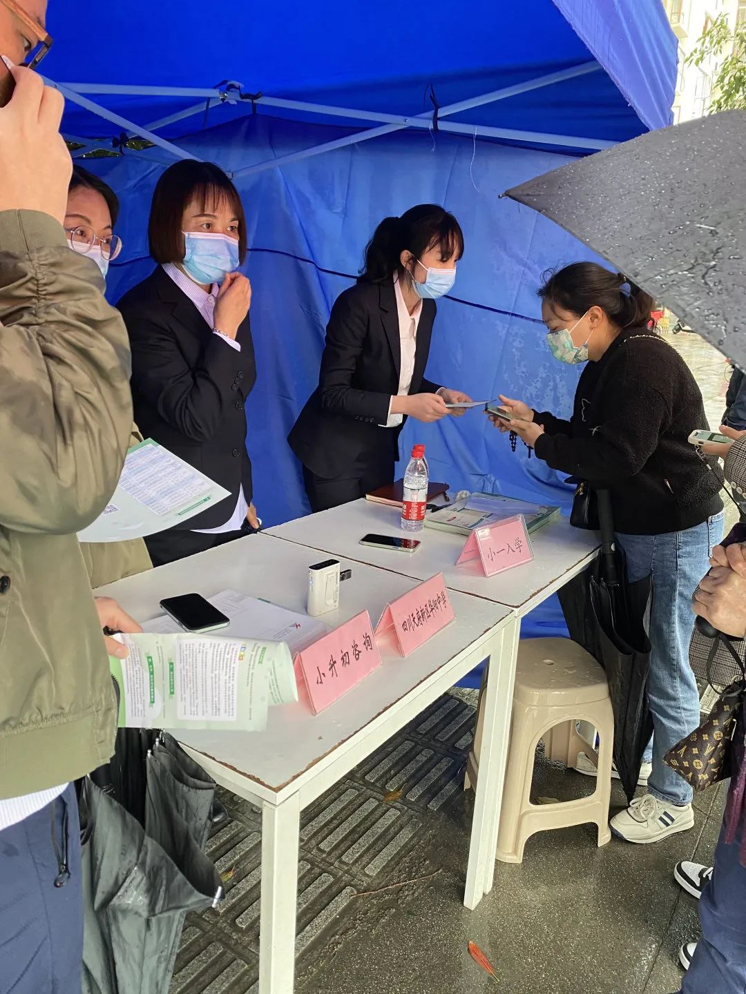 天府新区锦江小学党员教师参与“招生政策进社区”志愿服务活动