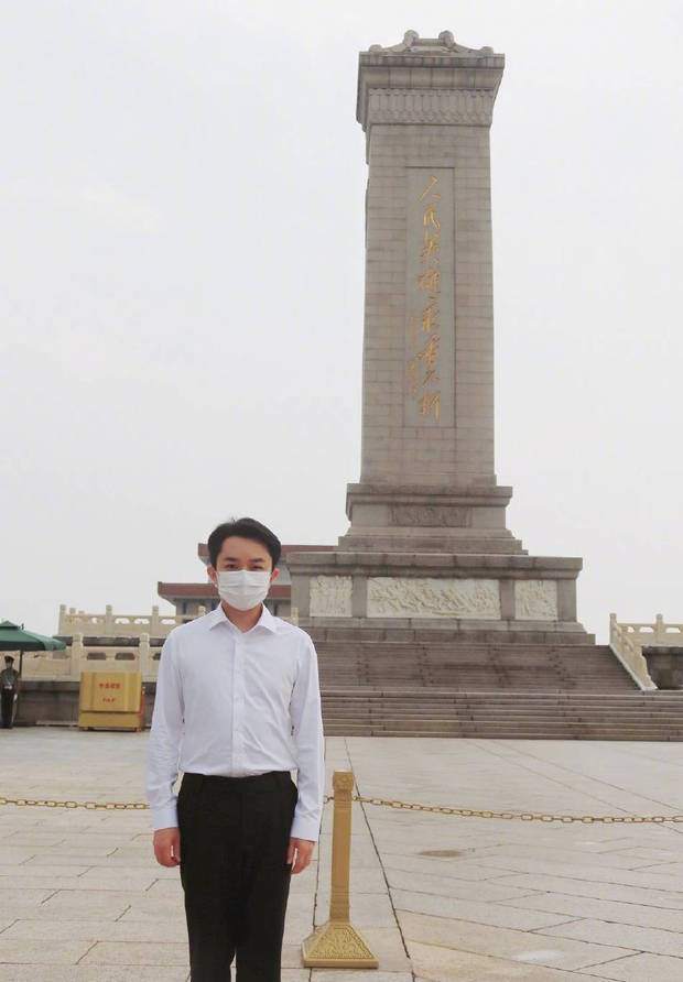 王祖蓝晒天安门留影新旧对比照 直呼