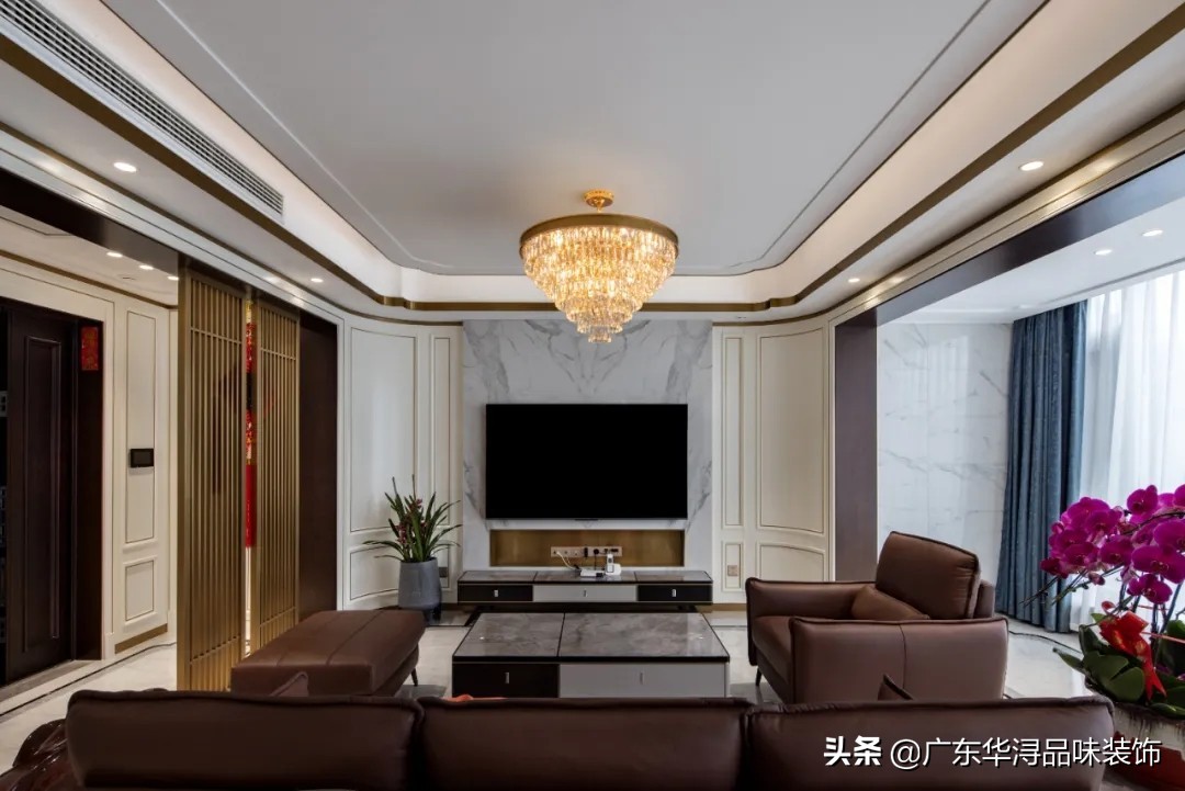 260平中式轻奢风，进门第一眼就喜欢上了餐厅背后的玻璃收纳柜