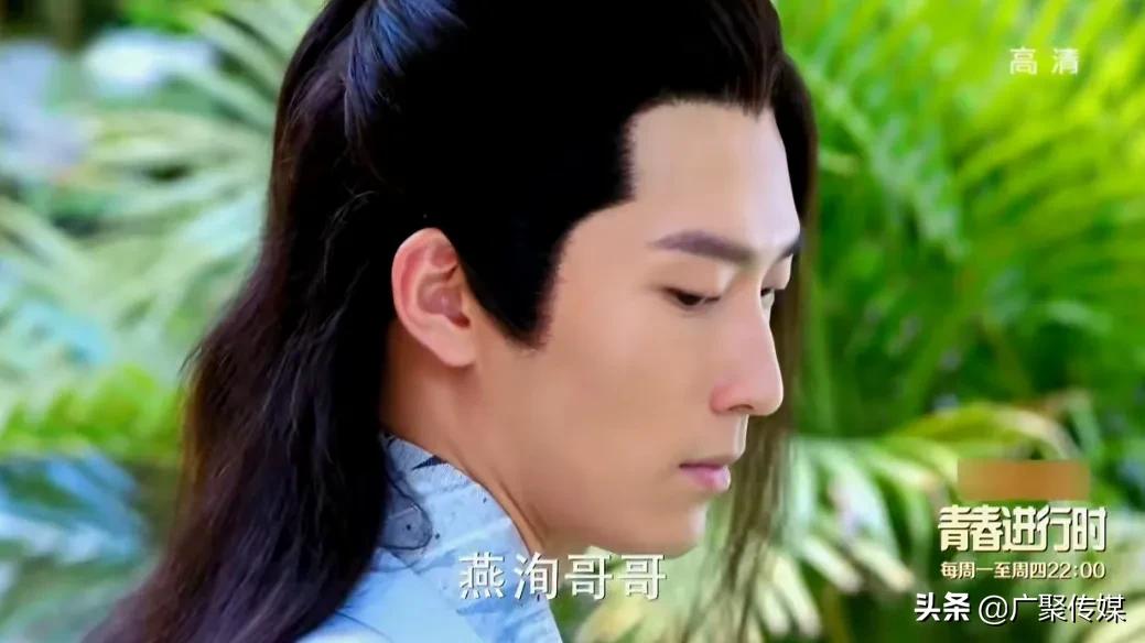 电视剧《楚乔传》：燕洵正在练剑，淳儿偷偷观看结果被燕洵发现了