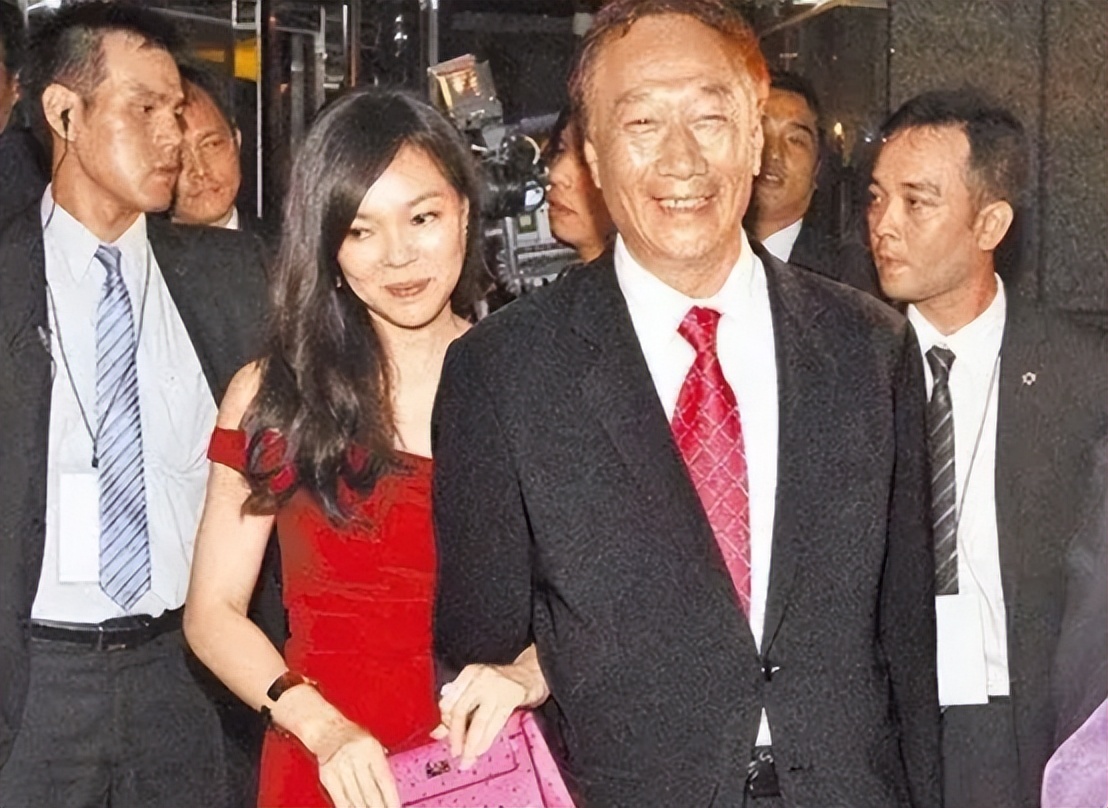 34岁当富士康老板娘，6年3胎稳当百亿豪门阔太，曾馨莹凭什么？