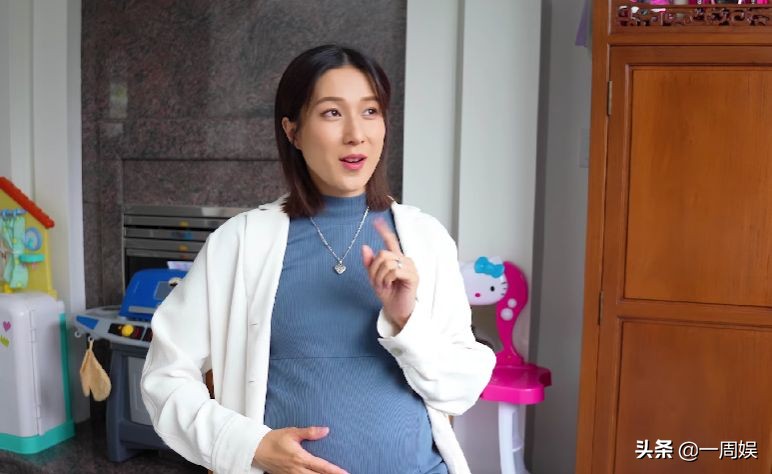 钟嘉欣三胎孕肚越来越大，抛硬币测试宝宝性别，内心想法曝光