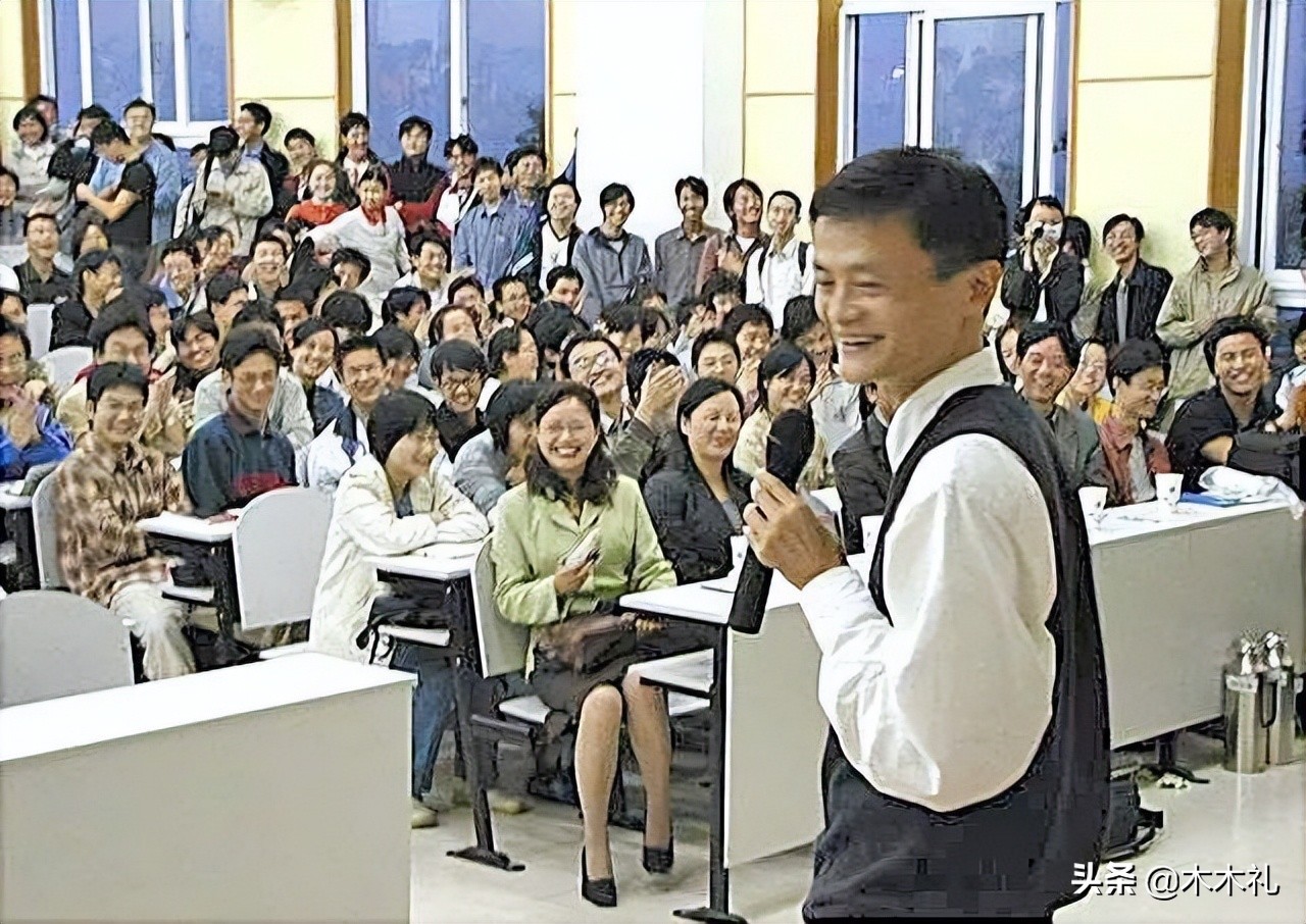 马云24岁大学毕业，在大学教英语6年，30岁创立海博翻译社