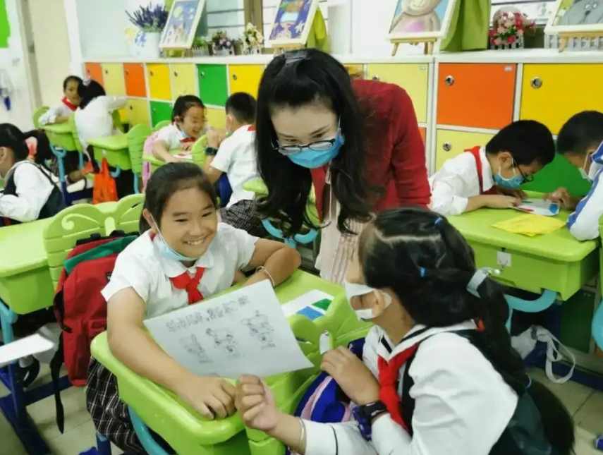 重庆某高校现“美女老师”，颜值超高撞脸lisa，学生慕名来蹭课