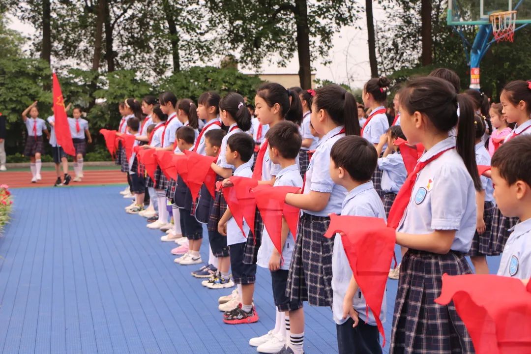 四川天府新区白沙小学举行庆六一表彰活动暨一年级分批入队仪式
