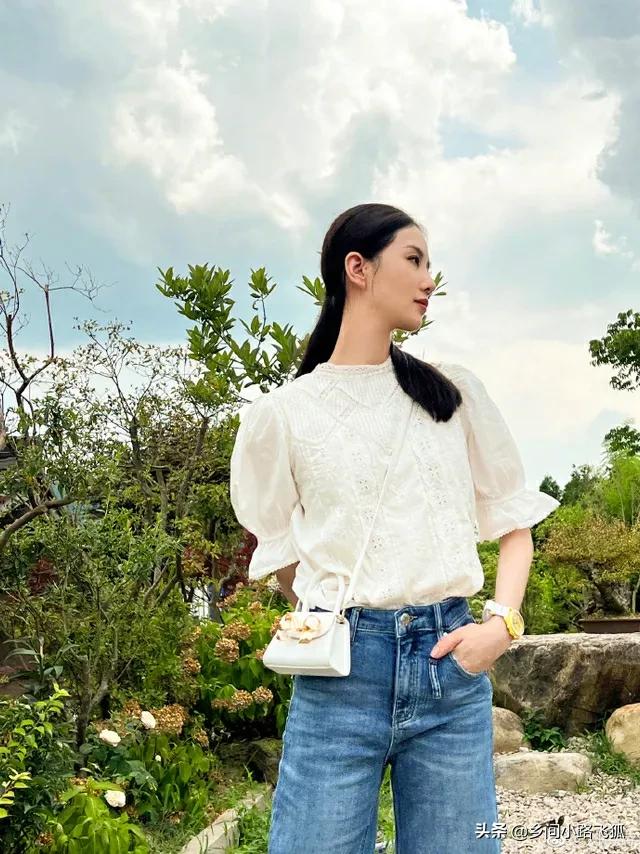 刘诗诗晒夏日OOTD小白衫清爽靓丽 晚霞中身形纤细