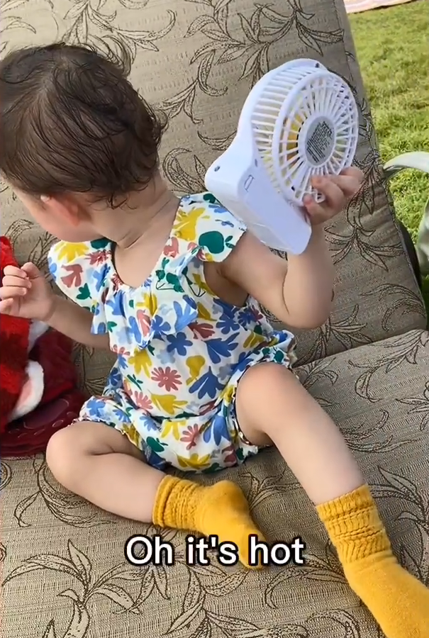 林峯夫妇带娃游玩，1岁格格追蝴蝶热得满头大汗，投喂爸爸好贴心