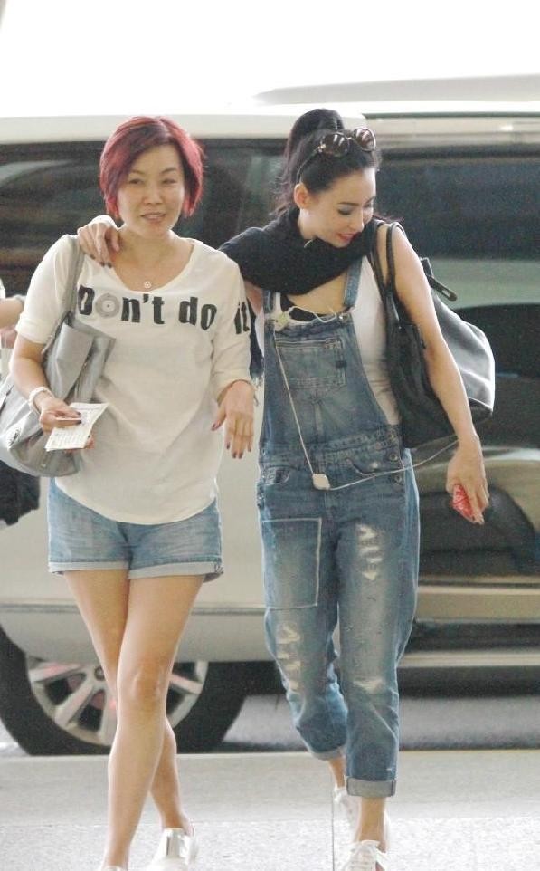 张柏芝的日常穿搭很独特，甜酷的感觉不像中年人，时髦还炫酷