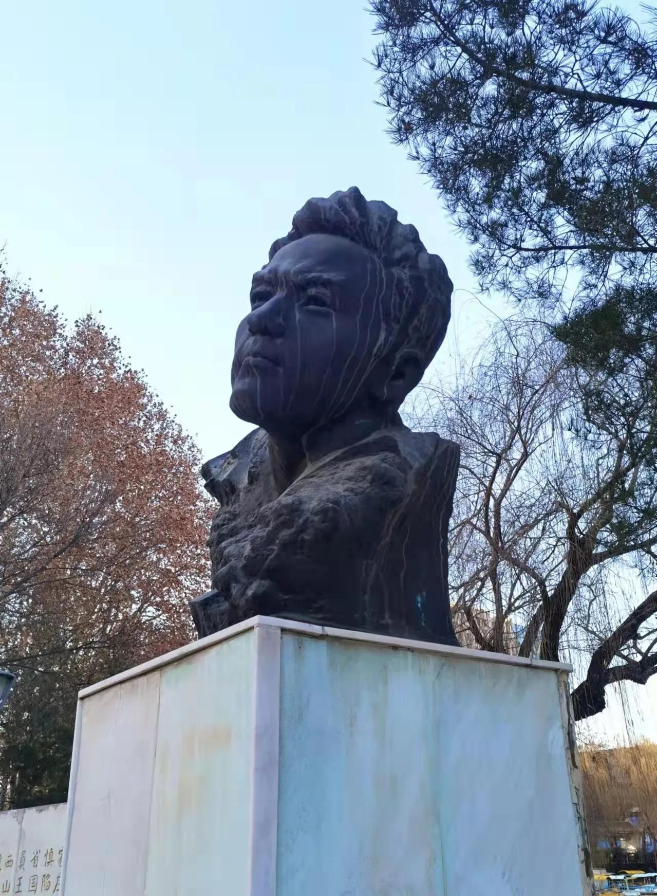 石家庄红色雕塑22：鹧鸪天，沉绿湖救人群英碑