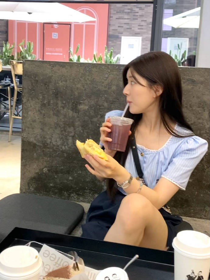 赵露思晒面包房live图随拍 开心吃面包享受假期