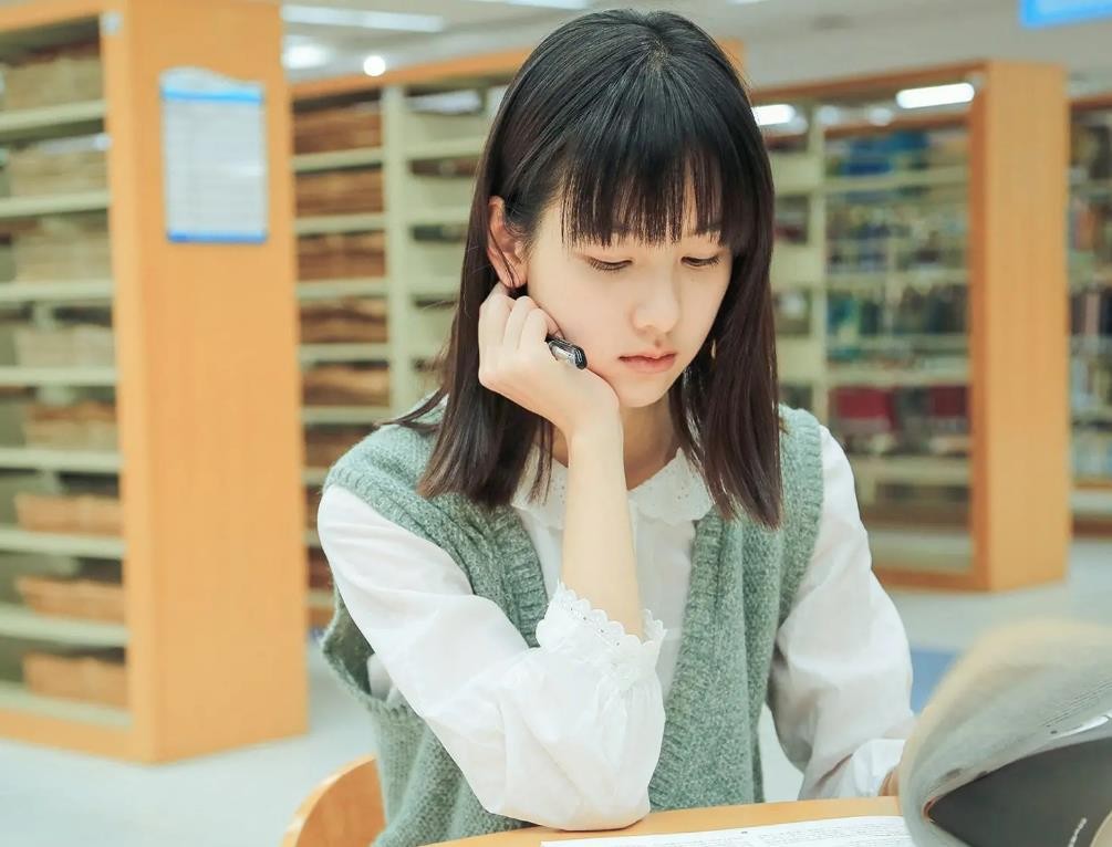 “面如观音”陈都灵：当年美过奶茶妹妹，演技尴尬却频频合作顶流