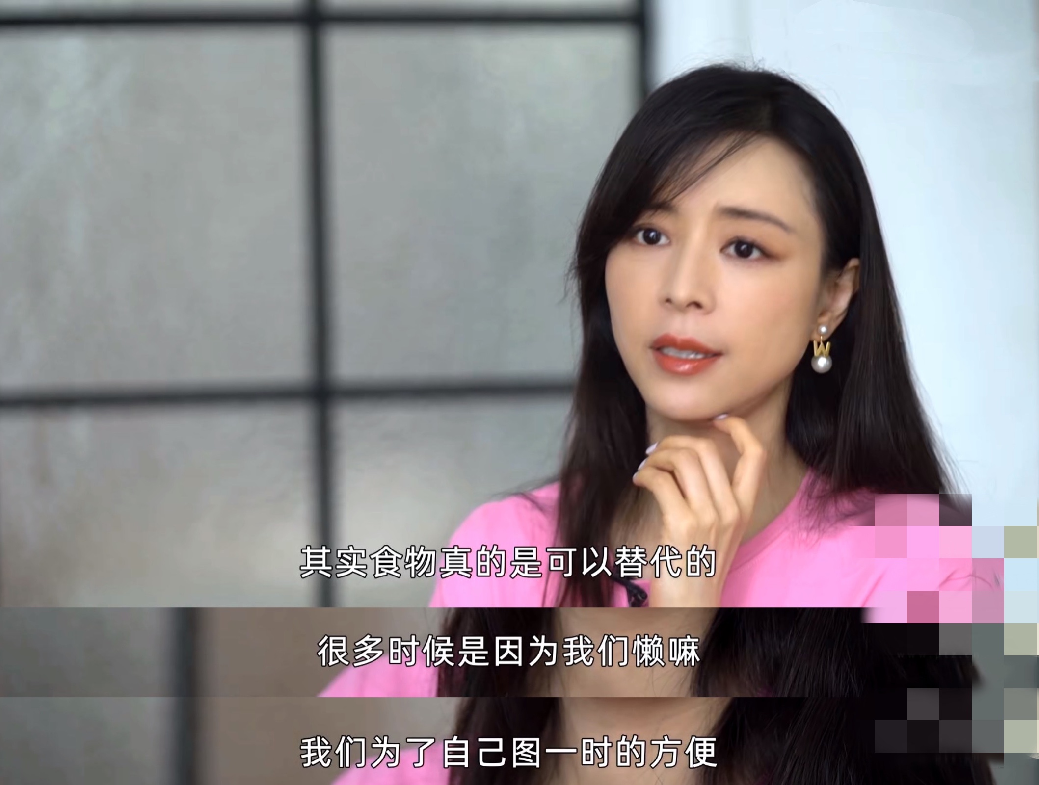 张静初晒健身照，自称吃草一年半，一身腱子肉，劝网友也吃素