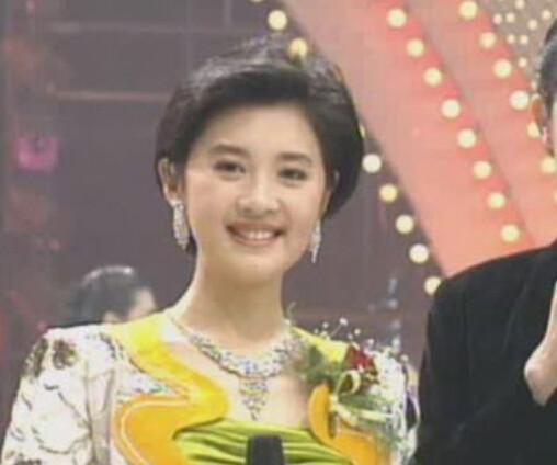 春晚十大美女主持，有的成为冻龄女神，有的结局让人唏嘘