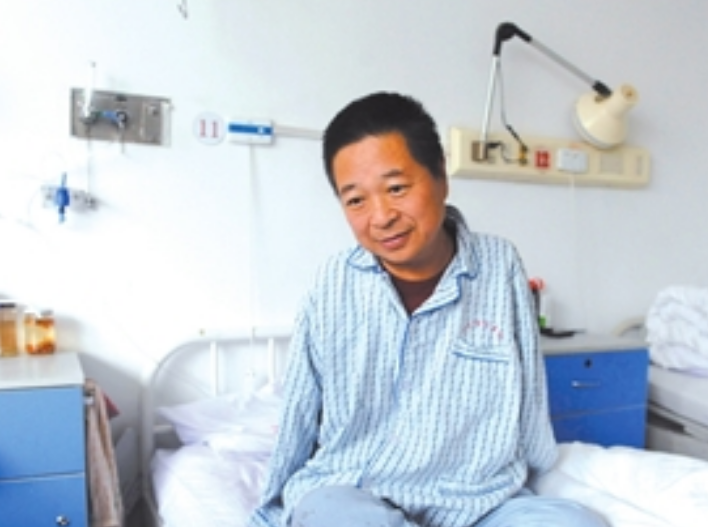 2008年，北京一无臂小伙用双脚弹钢琴火爆全网，成名后却选择退隐