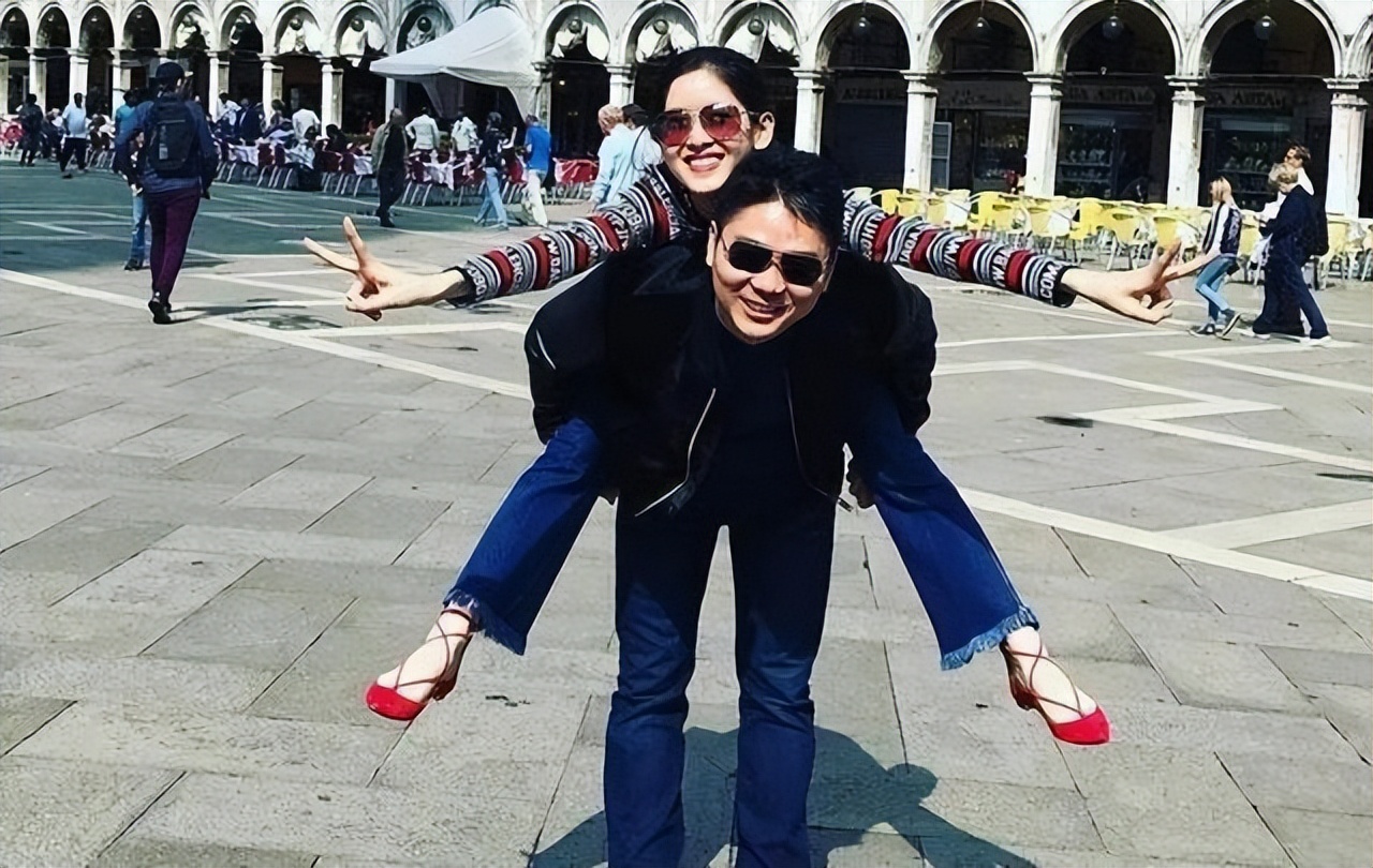 章泽天，嫁给刘强东7年，她的聪明让人刮目相看