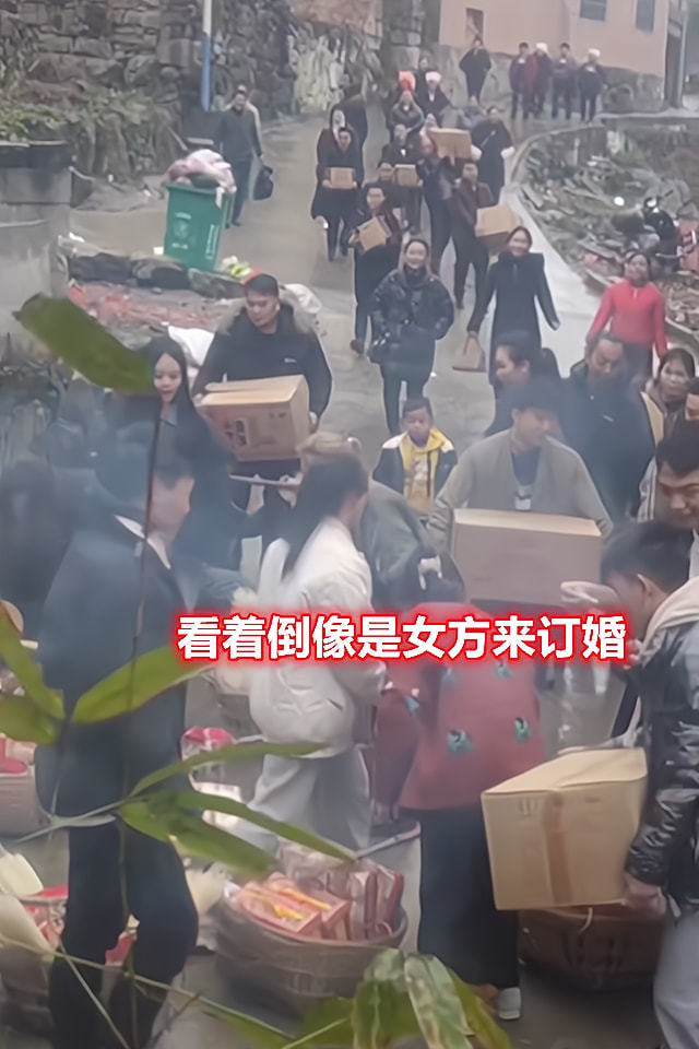 贵州女子捧花上男友家订婚，亲友挑着丰厚礼品随行：男方没要彩礼