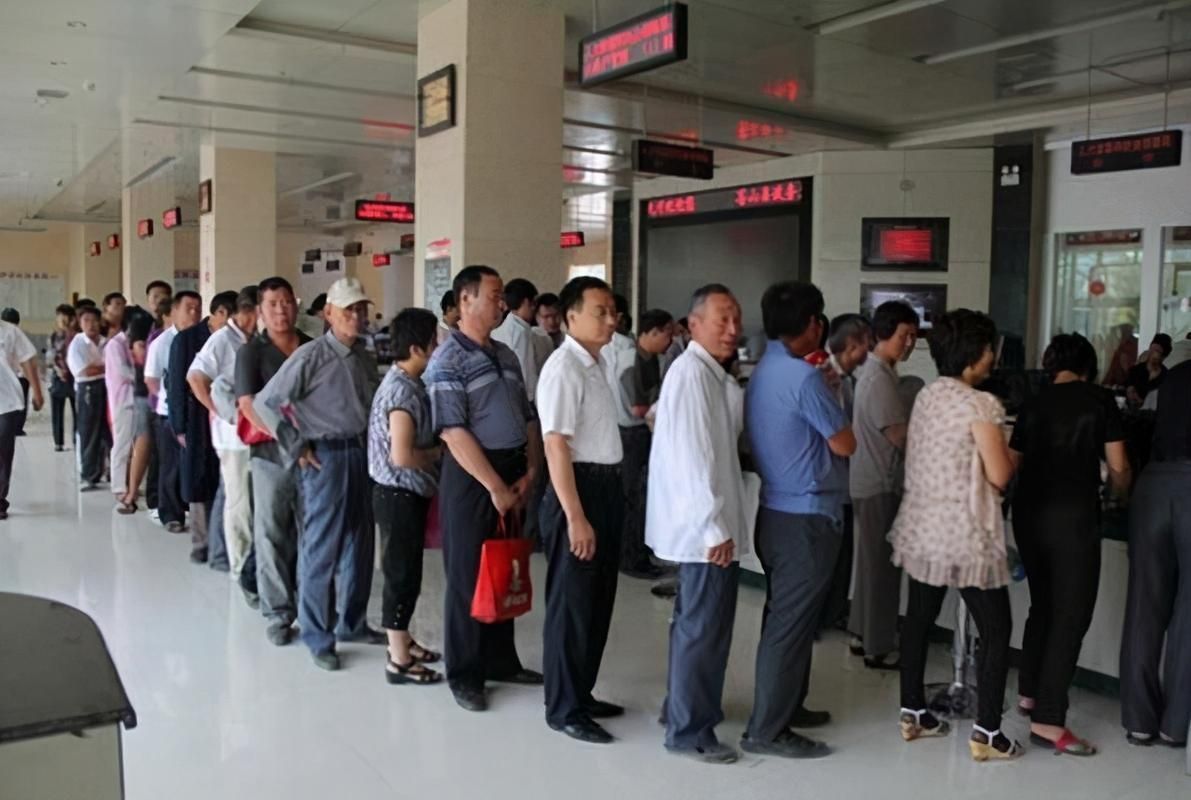 银行门口,上海的老人半夜排队,只因银行限流