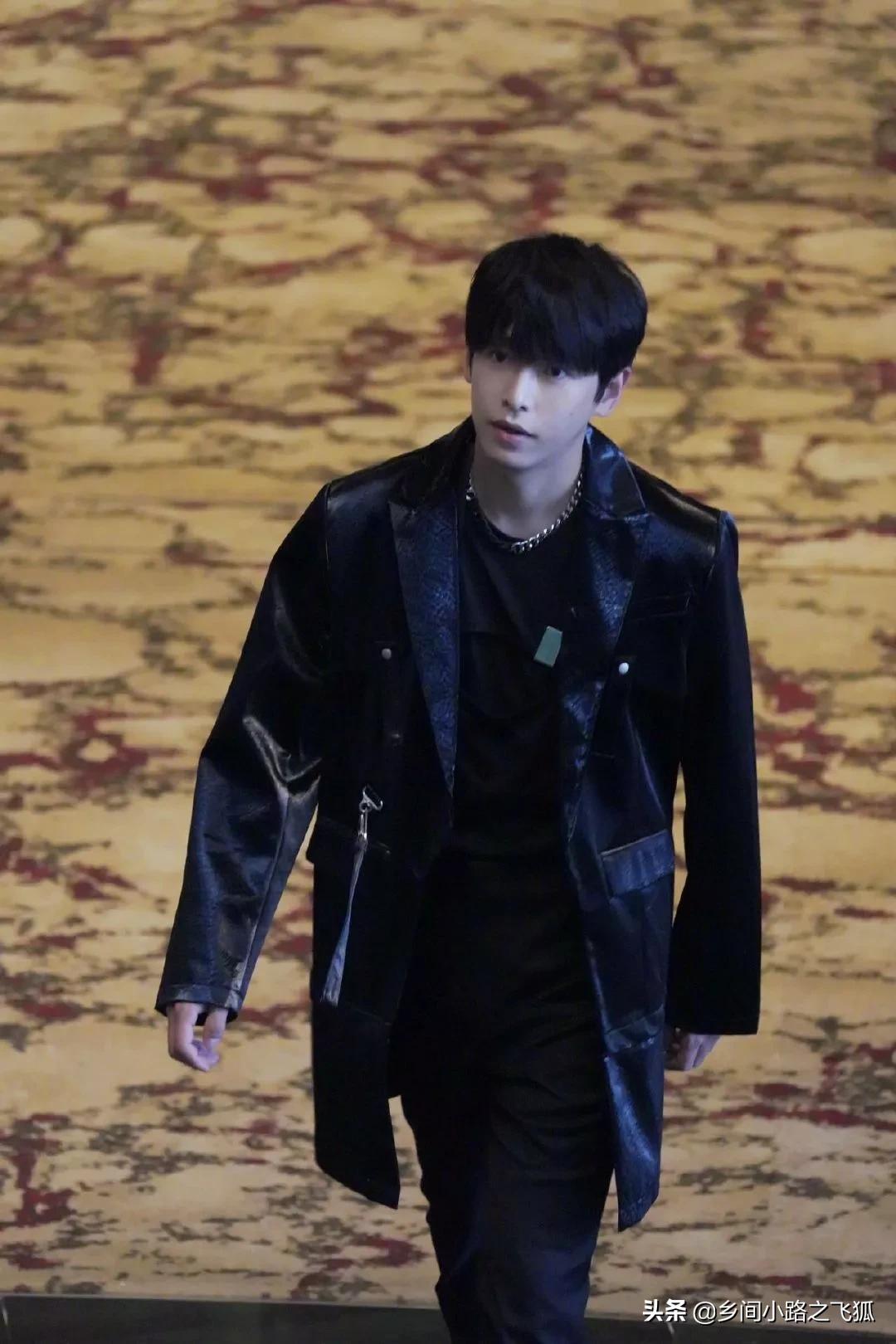 密室大逃脱首期飞行嘉宾彭昱畅官宣，身穿黑色皮衣的彭彭表情坚定