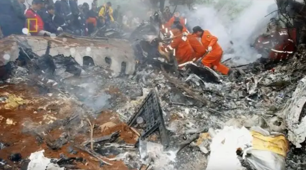 02年国航空难：飞机撞山129人遇难，37人因“马虎导游”死里逃生