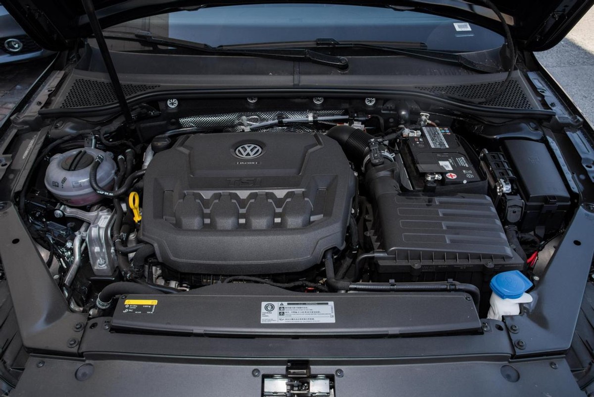 轴距2871mm，外观沉稳大气，内饰精致有内涵，试驾大众迈腾