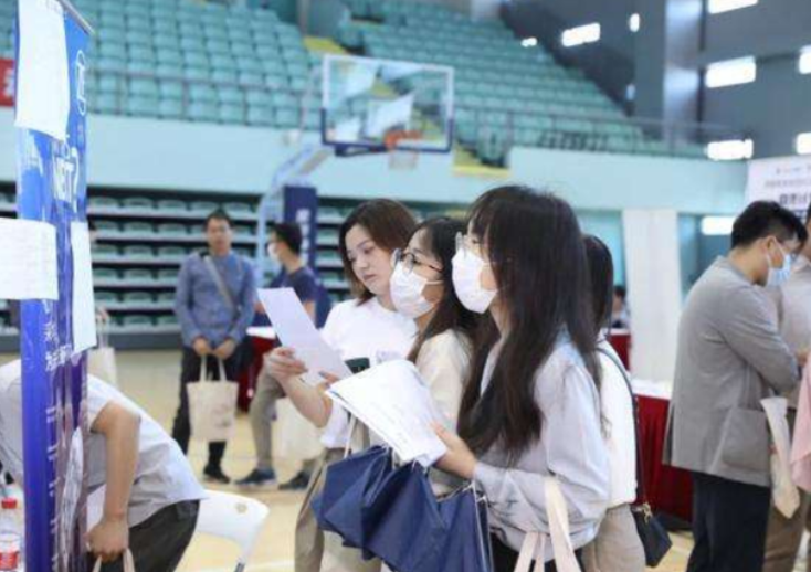 工作后才恍然大悟，校招和社招的差别很大，后悔没听辅导员的话